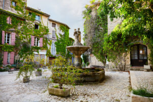 Village provençal illustrant la campagne française et le Sud Est de la France.