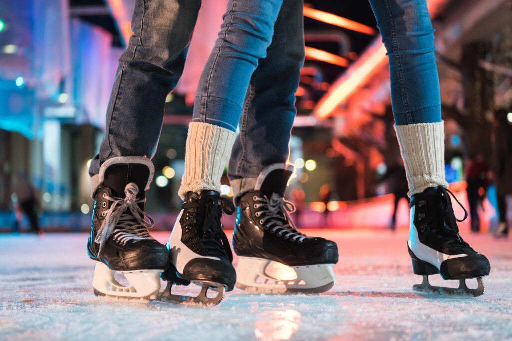 Duo qui fait du patin à glace