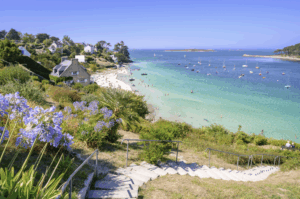 Accès à la Plage de Béniguet à côté de l'Aber Benoît à marée haute durant une journée estivale - Saint-Pabu (Finistère) en Bretagne