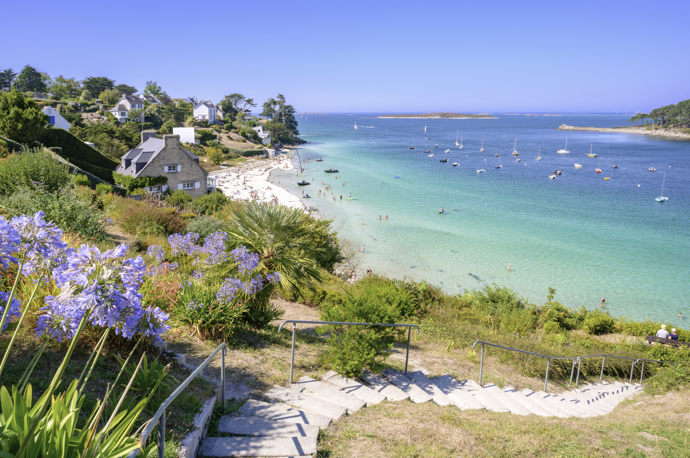 Accès à la Plage de Béniguet à côté de l'Aber Benoît à marée haute durant une journée estivale - Saint-Pabu (Finistère) en Bretagne